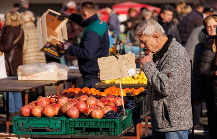 Groenten en fruit staan nu in euro geprijsd, op de Dolac-markt in Zagreb. Beeld REUTERS
