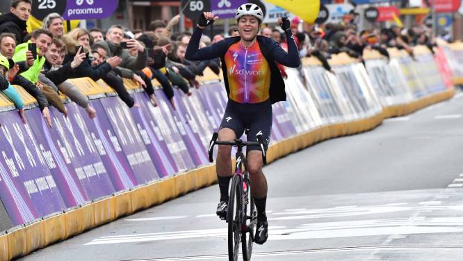 Kopecky moet in volle finale halt houden, maar ziet ploeggenote Reusser geweldige solo afronden nadat ze in slotkilometers verkeerd rijdt