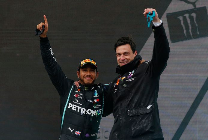 Toto Wolff (r) met Lewis Hamilton.