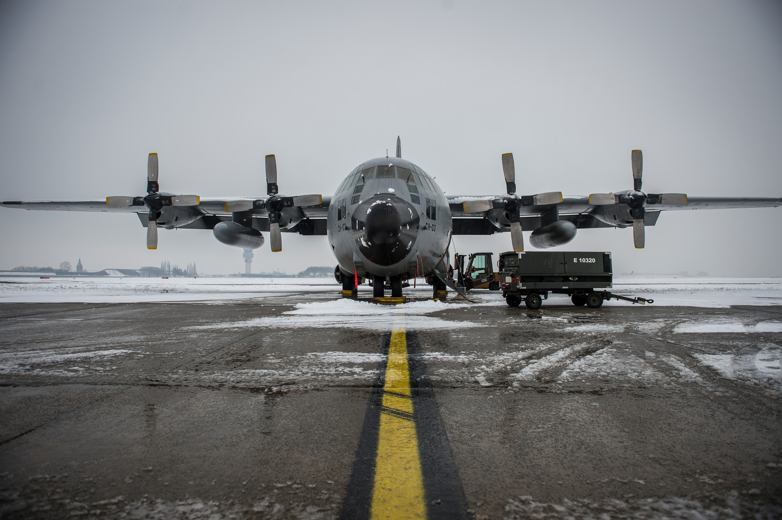 Een C-130 op de militaire luchthaven in Melsbroek. Beeld BELGA