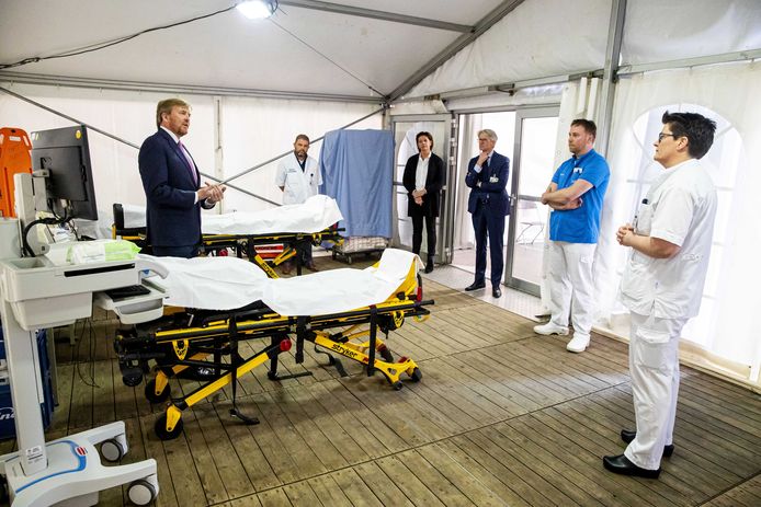 Koning Willem-Alexander bezoekt het Isala ziekenhuis.