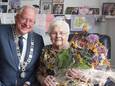Mevrouw Annie Wolbert-Haarman werd donderdagochtend verrast door burgemeester John Joosten van de gemeente Dinkelland.