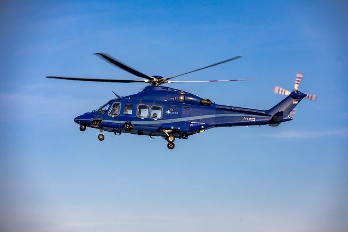 Een soortgelijke politiehelikopter vloog maandagavond meerdere rondjes boven Zwolle.