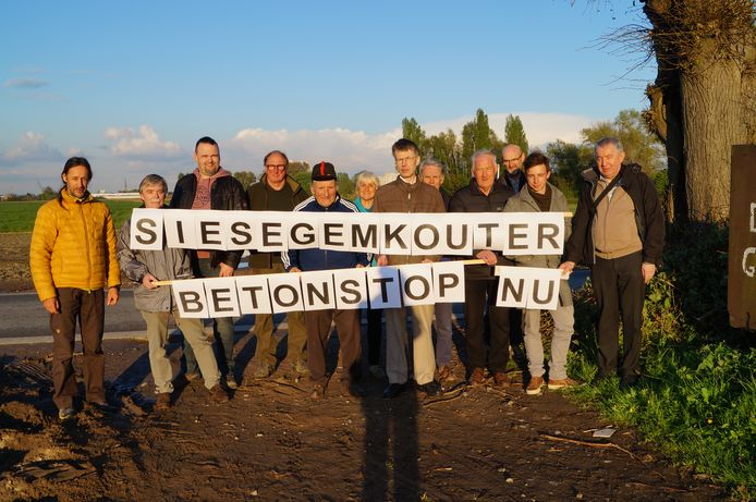 Het actiecomité dat zich verzet tegen een bedrijventerrein op de Siesegemkouter in Aalst.