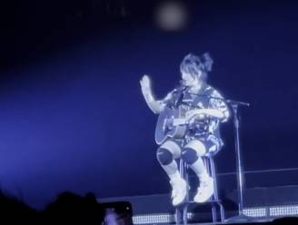 Billie Eilish legt opnieuw concert stil om veiligheid fans te checken: “Neem even adem”