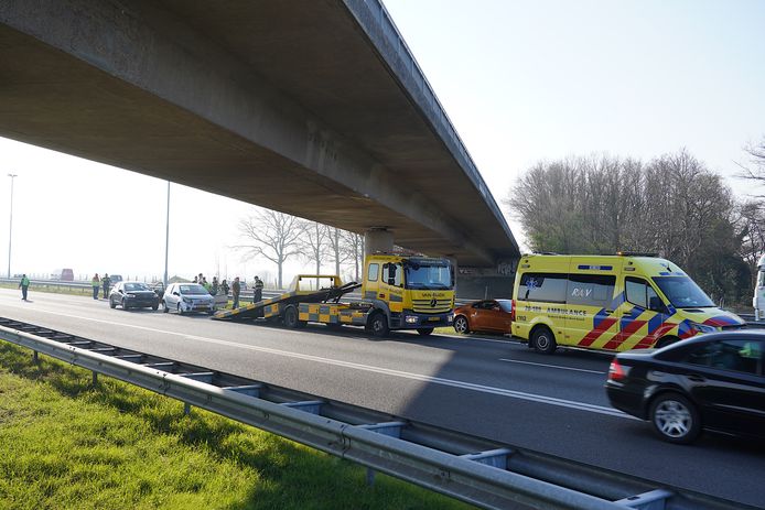 Op de A58 bij Molenschot zijn donderdagochtend drie auto's met elkaar in botsing gekomen.