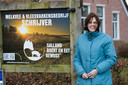 Karin van de Toorn bij het bord van Salland Boert en Eet Bewust.