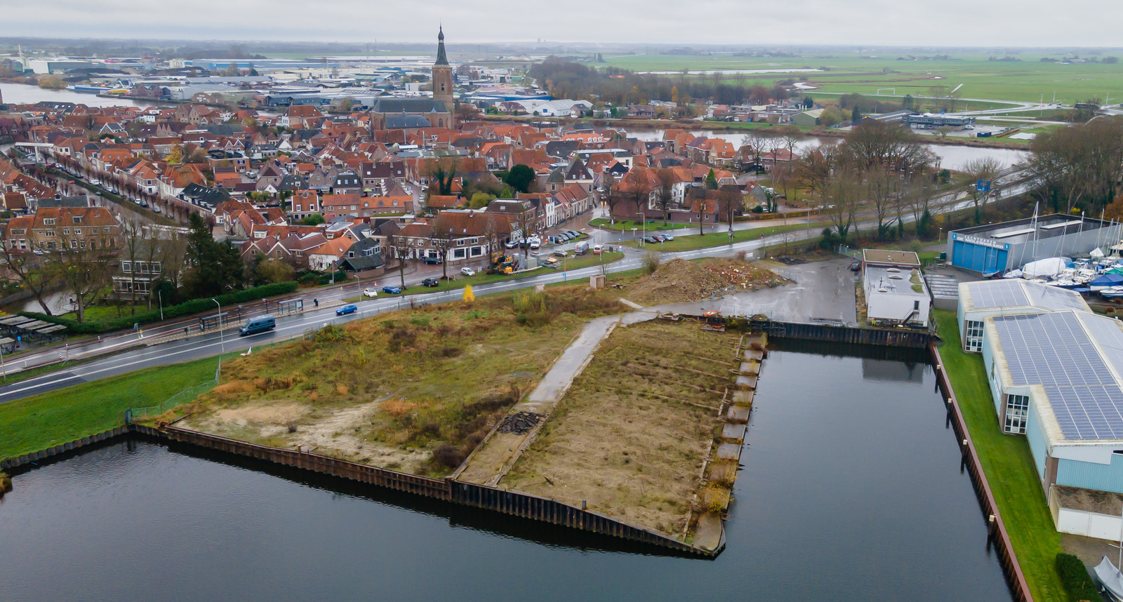 Het terrein van de voormalige scheepswerf Bodewes aan de rand van Hasselt. Komen er, zoals het plan is, luxe recreatieappartementen of worden er toch huizen voor permanente bewoning gebouwd?