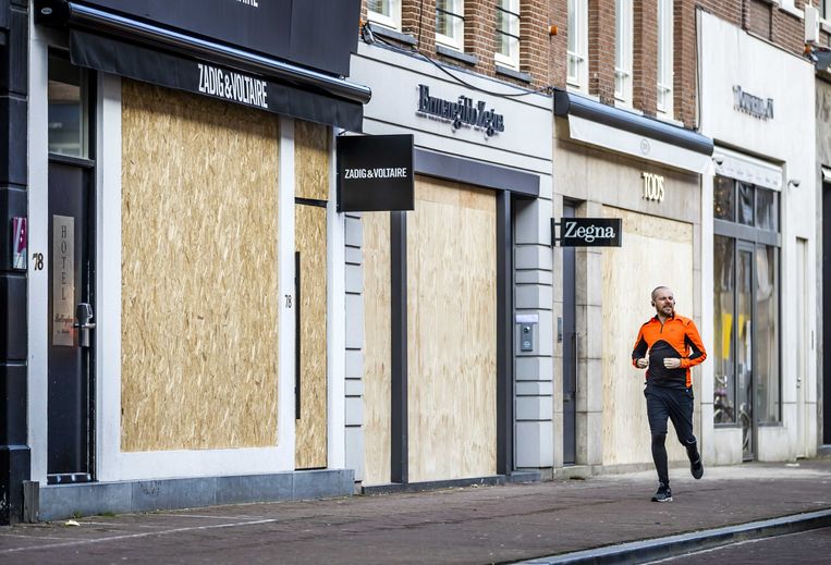 Winkeliers in de P.C. Hooftstraat tijdens lockdown vorig jaar. Beeld ANP