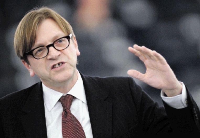 De liberaal Guy Verhofstadt hekelde in het Europarlement de 'absurde debatten'. (FOTO AFP) Beeld AFP