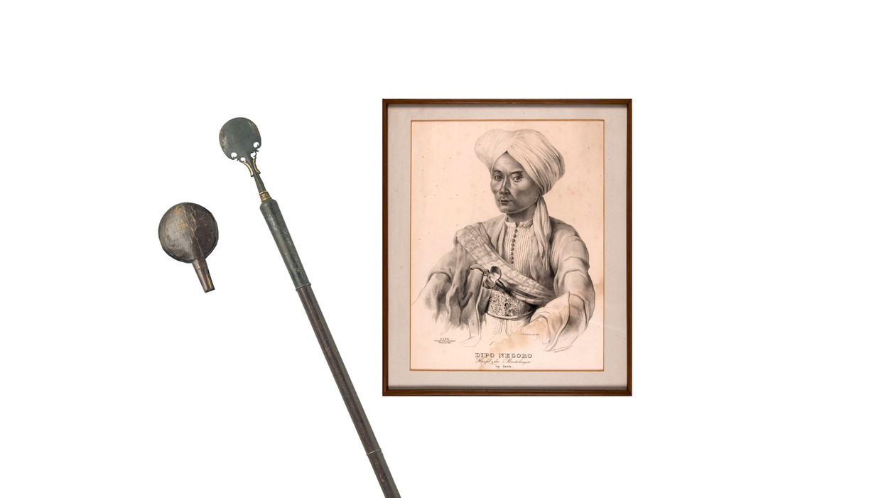 Prent uit 1835 van prins Diponegro, leider van de Javaanse opstandelingen die tijdens de Java-oorlog (1825-1830) tegen de Nederlandse militairen streden. Links: de staf van de prins. Beeld Collectie Museum Bronbeek, Arnhem/ René van Engelsman Rijksmuseum