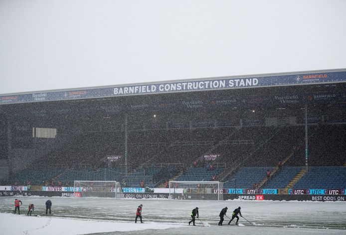 Er werd met man en macht gewerkt om het veld speelklaar te krijgen, maar het was dweilen met de kraan open.