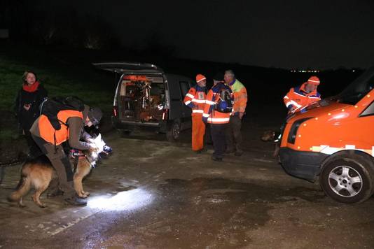 De RHWW uit Duiven zoekt met meerdere reddingshonden.