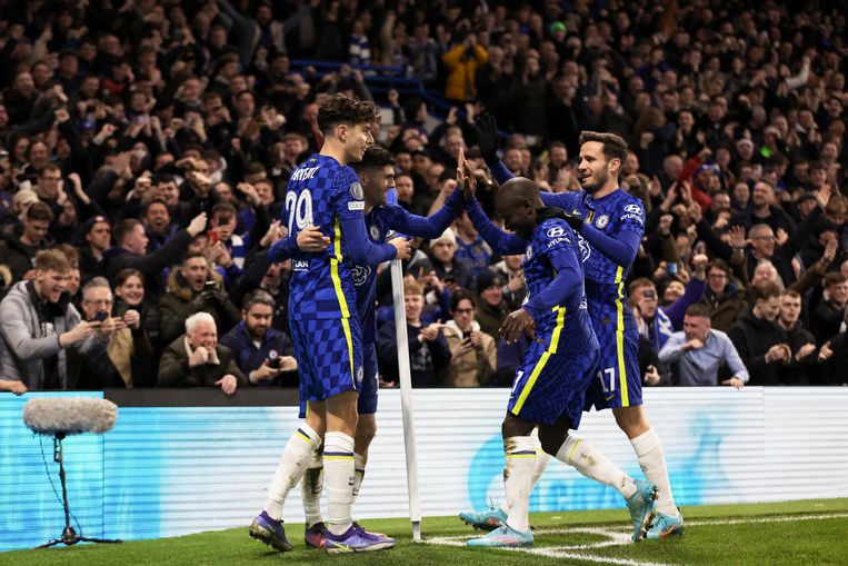 Chelsea-spelers Kai Havertz, Christian Pulisic, N'Golo Kanté en Saúl Ñíguez vieren een doelpunt tegen Lille, terwijl sponsor Gazprom op de boarding verschijnt. Beeld AP