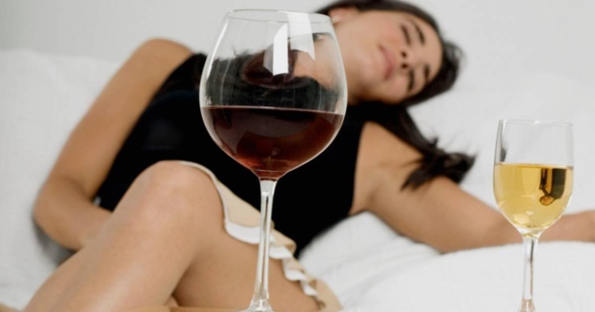 Что подсыпать мужу чтобы у него стоял. Женщина пьет вино. Девушка с бокалом. Женщина с вином.