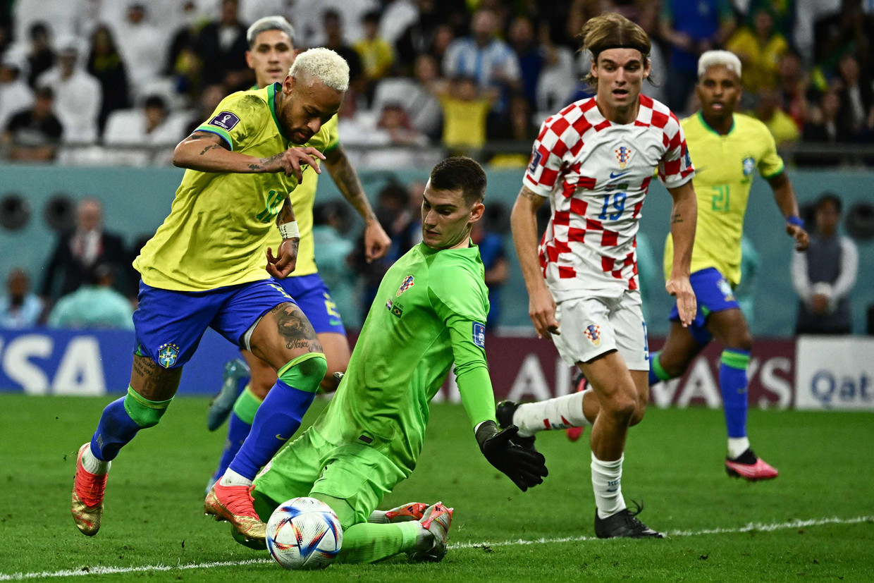 Neymar omspeelt de Kroatische doelman Dominik Livakovic in het Education City Stadium in Qatar. Beeld AFP