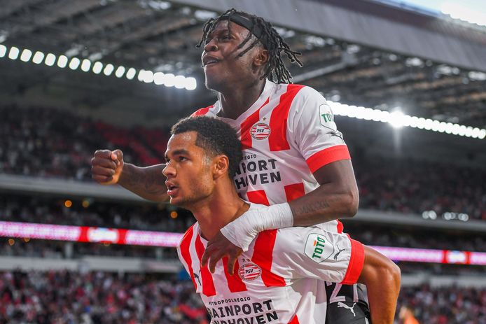 Cody Gakpo en Johan Bakayoko vieren een van de vier doelpunten van PSV tegen FC Emmen.