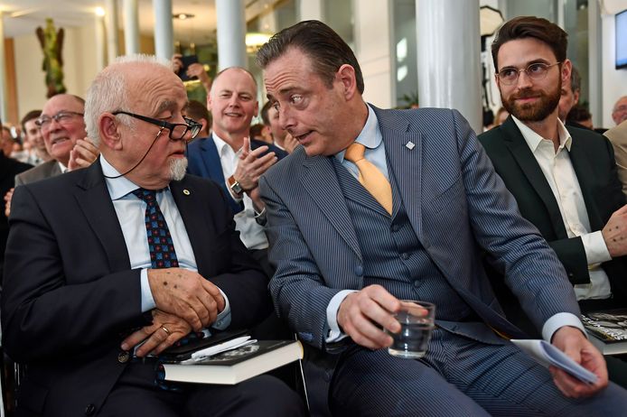 Afscheidnemend parlementsvoorzitter Jan Peumans met N-VA-voorzitter Bart De Wever op de presentatie van de biografie van Peumans, geschreven door zijn zoon Wim Peumans (R) vandaag.