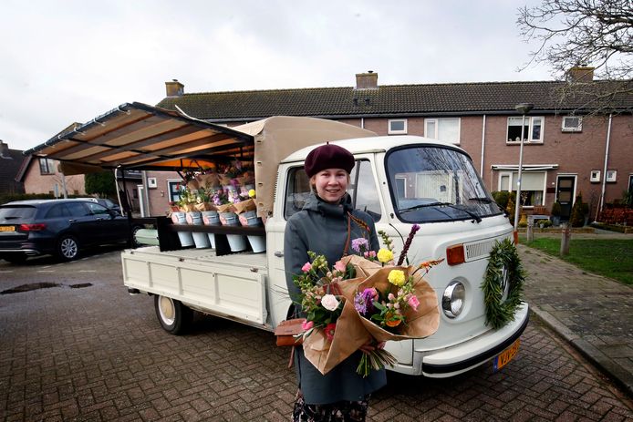 Dorien Verheuvel, voor haar bloemenverkoopauto: een VW T2 pick-up.