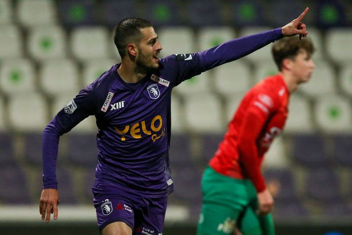 Brogno trapte Beerschot in de eerste helft op voorsprong.