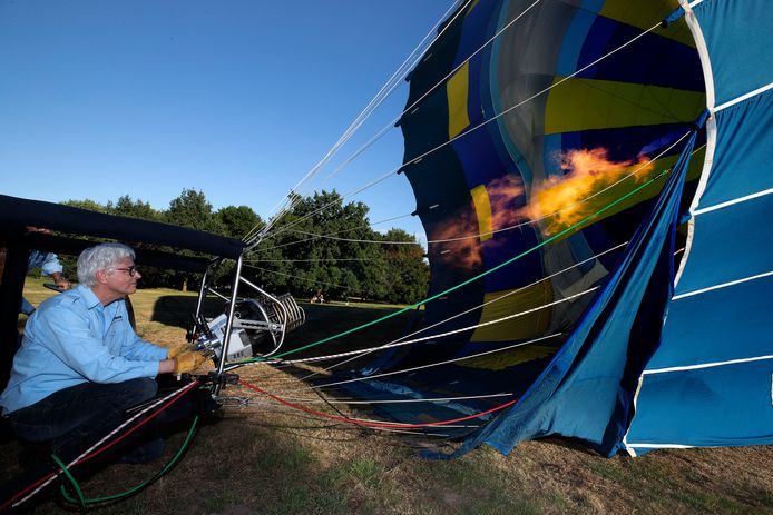 Henri van Bommel uit Someren-Eind ging al vijftienhonderd keer de lucht in met zijn ballon.
