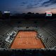Ondanks herfstweer wordt er getennist tijdens Roland Garros, maar wel in legging en lange mouwen