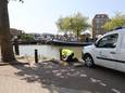 De gemeente Maassluis plaatste maandagmiddag twee paaltjes naast de drempel op de parkeerplaats waar zondag een auto doorgleed en in het water belandde. Hiermee moeten nieuwe ongelukken voorkomen worden.