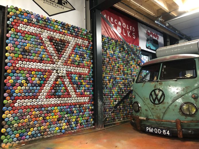 Witte spuitbussen in een bekende vorm.