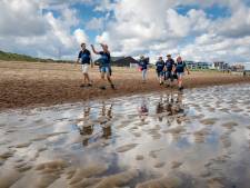 Studenten organiseren wandeltocht door de duinen van Breskens voor kinderen in Ethiopië
