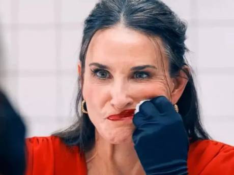 Recensie | Het regent bloed in The Substance: Demi Moore schittert in moddervette horrorsatire