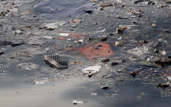 Brokstukken van het gecrashte Lion Air-toestel voor de kust van Indonesië.