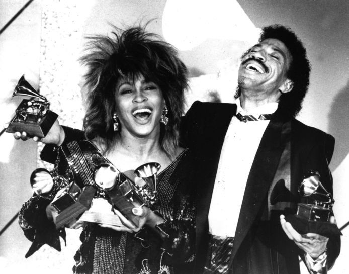 Tina Turner en Lionel Richie met in totaal vijf Grammy-awards na de Grammy Awards-show in Los Angeles in 1985.