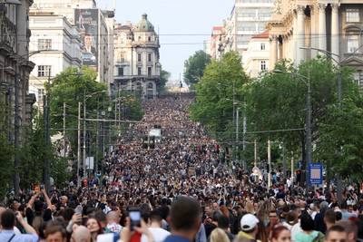 Tienduizenden Serviërs demonstreren tegen vuurwapengeweld