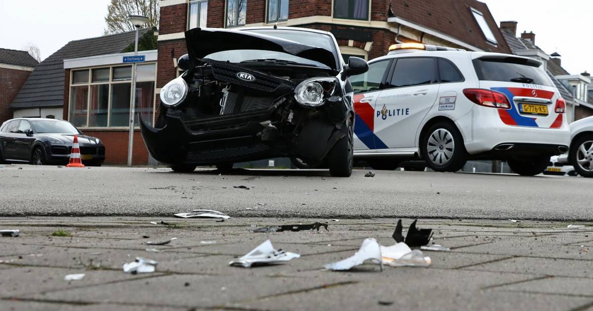 Auto slingert 100 meter weg na aanrijding in Enschede, twee geparkeerde auto’s geramd.