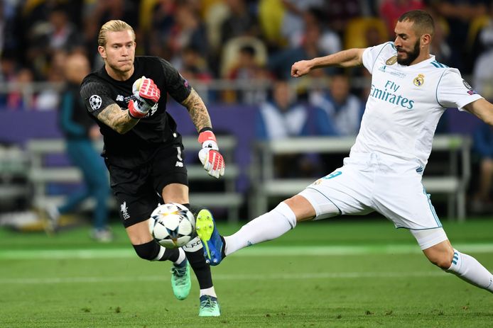 Loris Karius gooit de bal tegen Karim Benzema aan: 1-0 voor Real Madrid.
