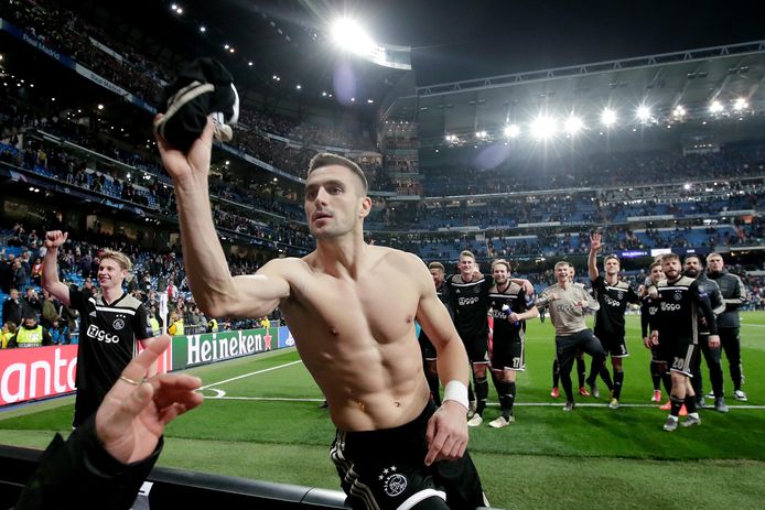Dusan Tadic viert de uitzege op Real Madrid van afgelopen seizoen.
