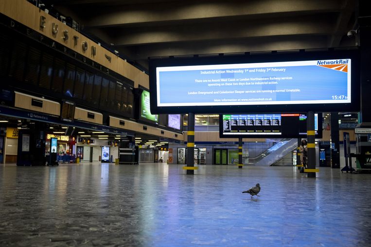 Een verlaten Euston Station in Londen vanmiddag. Beeld ANP / EPA
