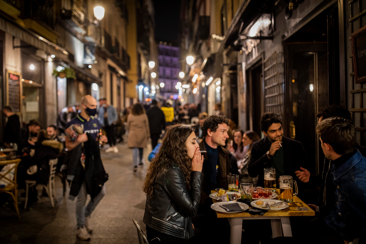 Toeristen genieten van een etentje buiten in Madrid. Beeld AP