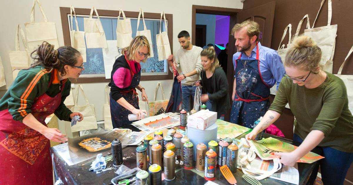 Jongeren openen jeugdkunsthuis in oudgemeentehuis Genk hln.be
