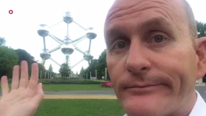 Joris van Poppel zwaait België, en haar meest bekende bouwwerk, uit.