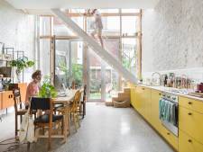 D’un bâtiment décrépi à une maison durable avec une serre sur le toit