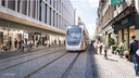 Passage du tram dans la rue Feronstrée.