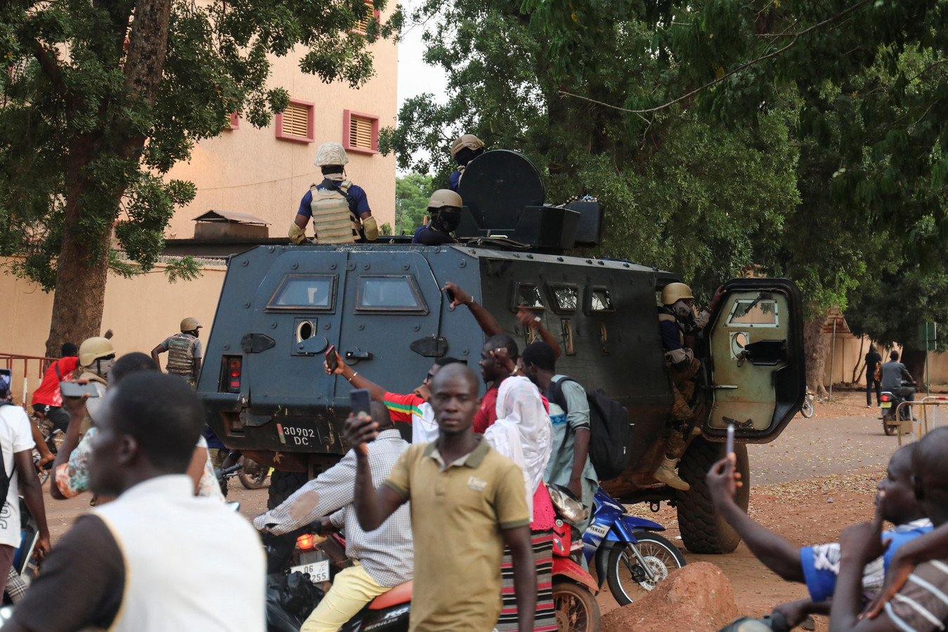 Soldaten van de nieuwe militaire junta patrouilleren in een gepantserd voertuig in Ouagadougou.