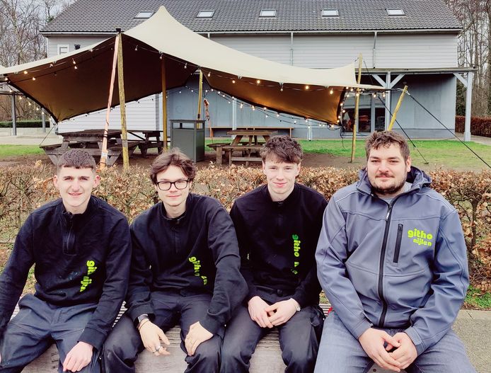 Jolan Delen, Loïc Wouters en Jesse Van den Bergh, leerlingen 7e jaar elektrische installaties, en Sam Theunis, klasleerkracht 7e jaar elektrische installaties.