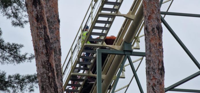 De Python in de Efteling moet worden ontruimd omdat het karretje door de stroomstoring stil is komen te staan op de lifthill.