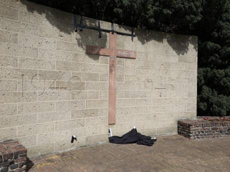 Bevrijdingsmonument in Baarn beklad met vijf hakenkruizen: ‘Respectloos en volstrekt onacceptabel’