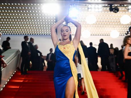Une femme vêtue aux couleurs de l’Ukraine se recouvre de faux sang sur le tapis rouge du Festival de Cannes
