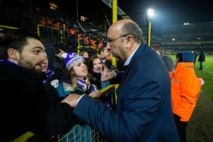 Beerschot-voorzitter Eric Roef spreekt de fans toe.