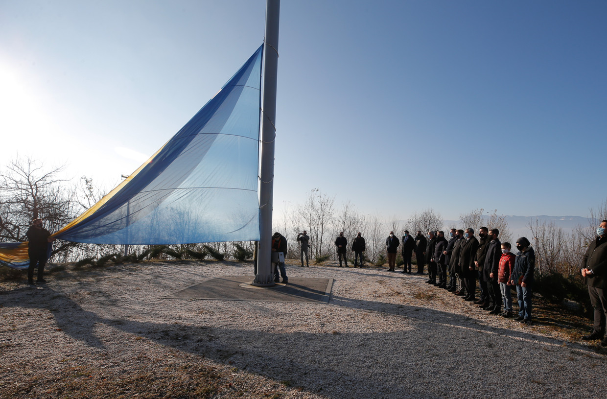 Een reusachtige Bosnische vlag wordt gehesen op Staatsdag, de officiële feestdag van het land op 25 november. In de praktijk vieren de verschillende bevolkingsgroepen liever een eigen nationale feestdag. Beeld Anadolu Agency via Getty Images