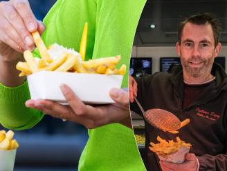 Bak je frietjes best in de oven, airfryer of friteuse? En wat als je zwarte spikkels ziet na het bakken? 2 topfrituristen delen gouden tips om er zelf te maken
